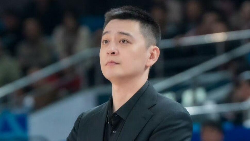 追加处罚？杨鸣不怕，骂完光头还不忘拿瓶水呢，回头再送你们一篇小作文