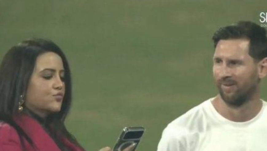 46岁印度官太太嚼口香糖同框梅西，不满意要求重拍，球星只剩&ldquo;尬笑&rdquo;