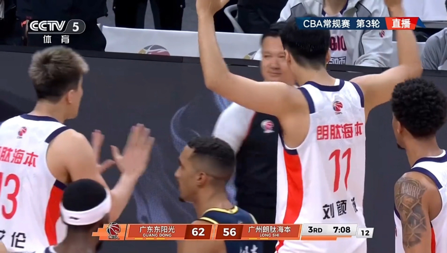 直接把裁判围住！郭艾伦直臂防守被吹犯规 随后与教练同时摊手太逗