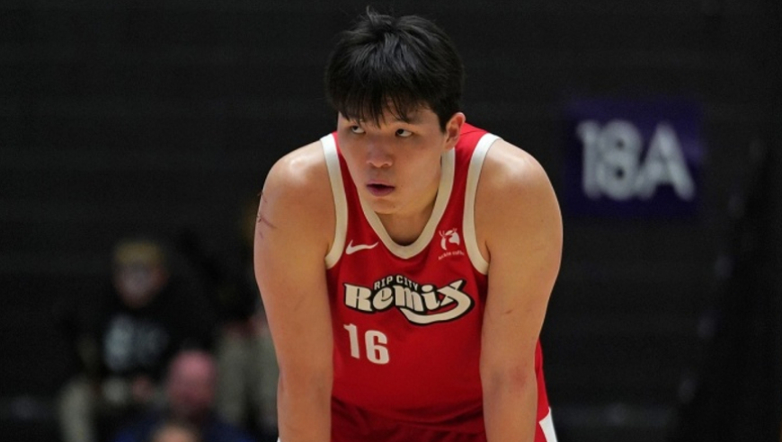 最后10分钟遭弃用！杨瀚森背靠背15+9+5献暴扣 被肘击后下场