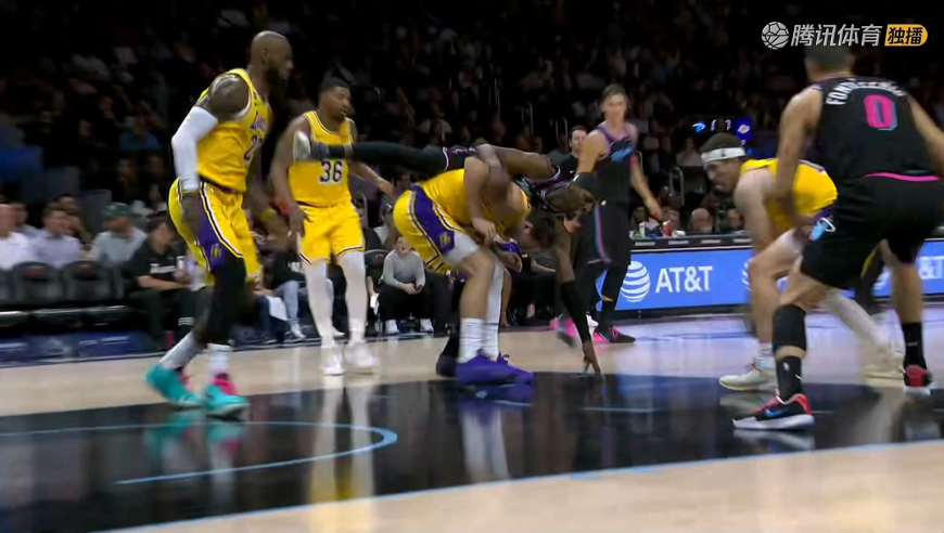 太危险！东契奇被阿德巴约重压险些腰伤 詹姆斯大秀视野助斯玛特三罚