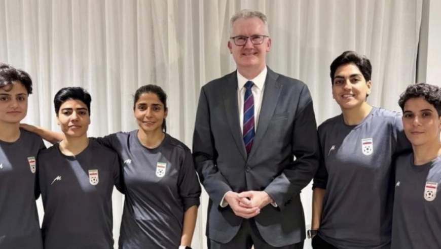 逃离球队！伊朗女足5队员公开亮相：手插裤兜微笑 镜头前摘下头巾