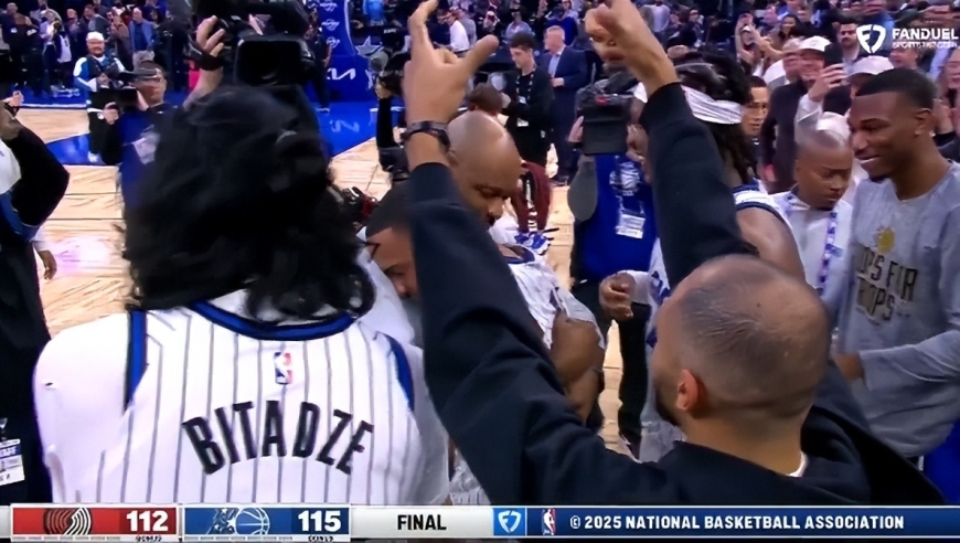 贝恩三分绝杀开拓者登全美热搜！魔术助教为他戴皇冠 7换1就等这一刻