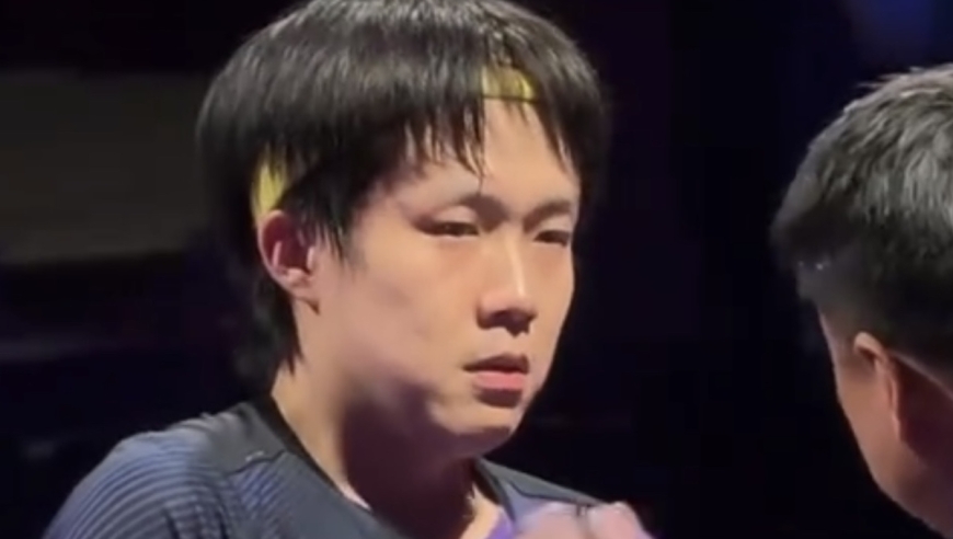 王楚钦哭了！输球后很自责像犯错的孩子 眼眶通红不甘心 王皓为他擦眼泪