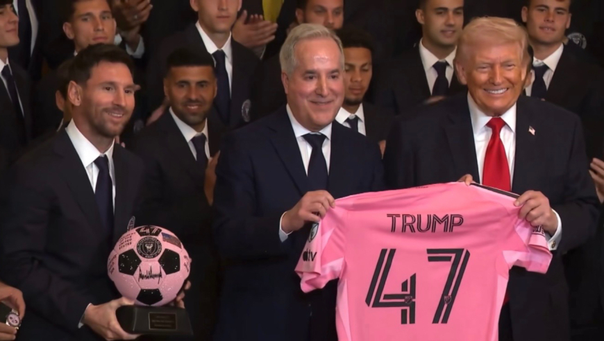 收获满满！特朗普获赠迈阿密&ldquo;47&rdquo;号球衣，粉色帝舵手表+签名足球