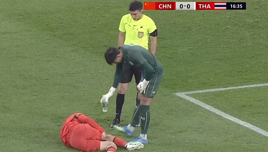 揪心！国足U23唯一留洋小将禁区内对抗痛苦倒地，泰国门将陪伴在旁边安慰边递水