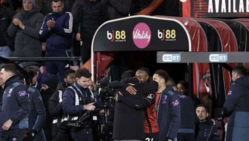 英超温情一幕：7500万巨星95分钟绝杀+含泪告别球迷 今赴曼城体检