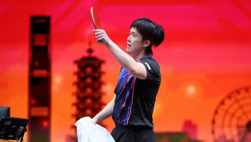 王楚钦咬牙摇头无力庆祝！疲惫感罕见溢出屏幕，教练紧紧抱住他