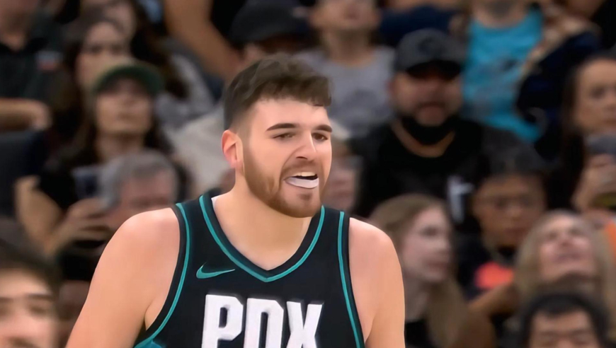 离谱到夸张！克林根连中三记三分包揽开拓者开场全部11分对轰科内特