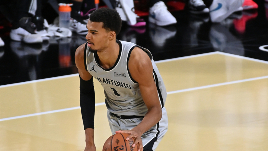 马刺胜雷霆决胜时刻：文班统治攻防命中神奇中投 切特错失关键罚球