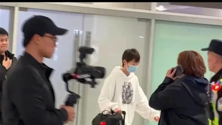 王曼昱重庆抵达，穿搭清爽惊艳，原来曼昱也是隐藏的时尚达人