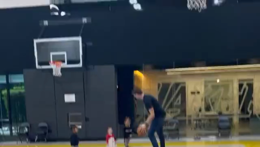 加索尔和科比加的小孩在训练场互动！