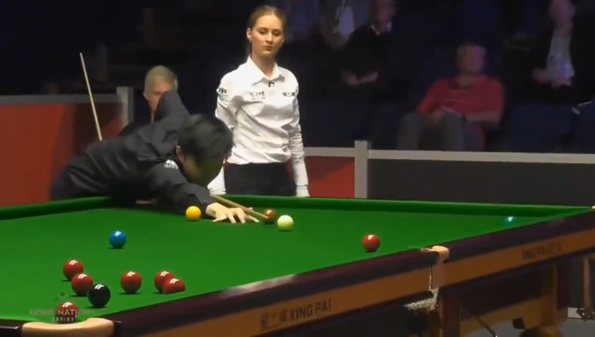 体坛记忆｜ 美女裁判无心观球，赵心童上演乱局出准王，自古英雄难过美人关