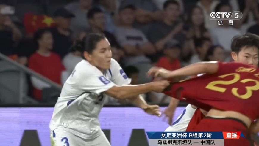 这还装无辜？邵子钦在禁区被对方拉拽球衣直接拽倒 裁判果断判罚点球