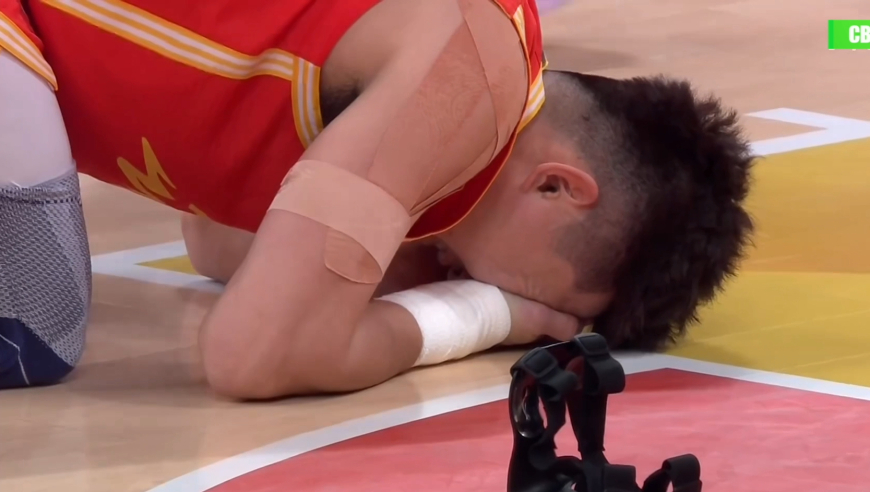 暴打CBA | 周琦肘击胡金秋未升级 孙铭徽王奕博指着裁判怒喷吃技犯