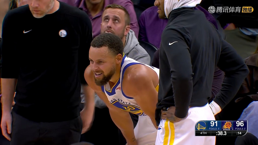 虽迟但到！狄龙完成防守后再出右勾拳 击中库里胸口吃到恶犯