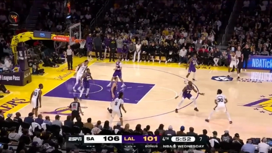 全场起立观看！最后5分钟：湖人三军用命逆转马刺，球迷彻底沸腾了