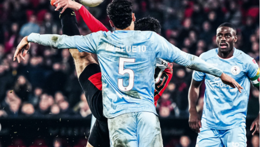 令人心碎，英超传奇在场边抱紧儿子，那一刻他不只是主帅