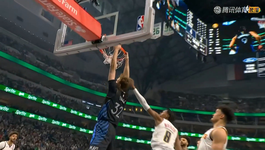 十佳球无疑！弗拉格空接空中顶开防守者双手隔扣 打进还造成犯规