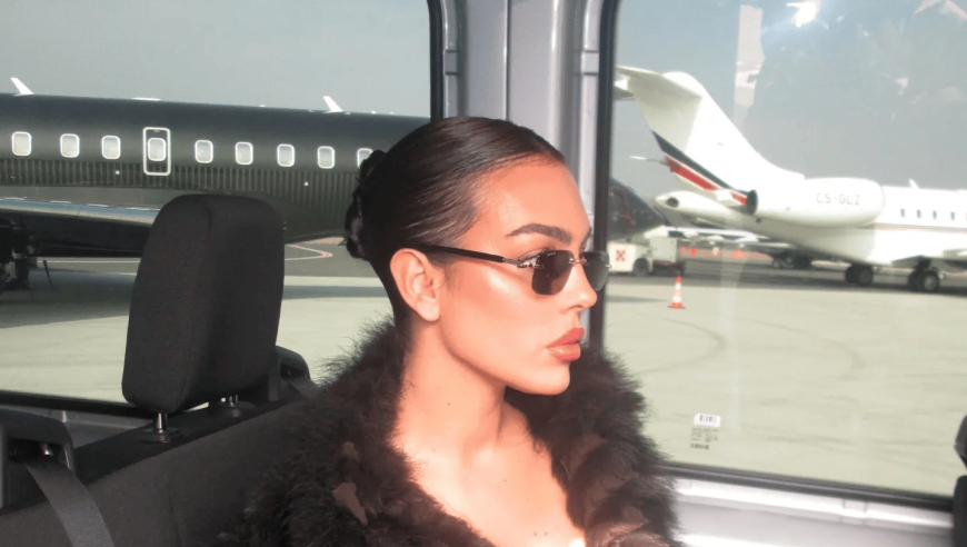 乔治娜去米兰看时装秀，晒机上美照&穿皮草外套展示傲人身材