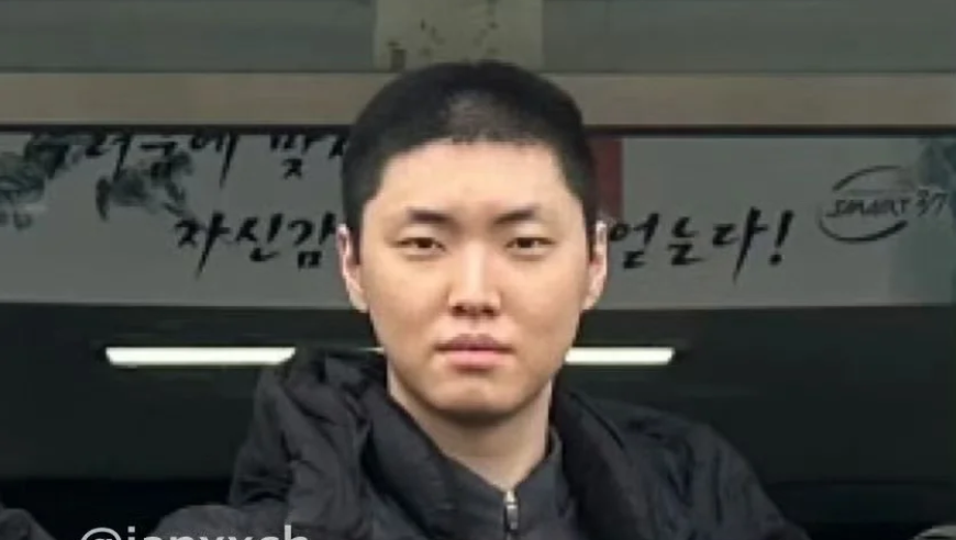 Chovy到了训练所，和战友一起指人