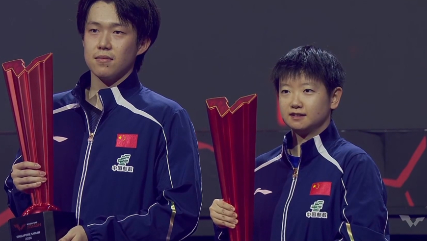 再次顶峰相见！王楚钦夺冠颁奖礼：与孙颖莎同台合影引发全场欢呼