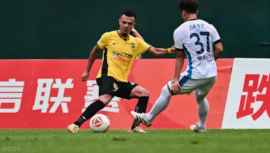 中甲冲超战3分钟两戏剧进球！南通门将内鬼式传球，广州豹乌龙解围