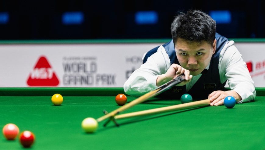 决胜局最戏剧一幕 周跃龙低杆击打偏出两里地 没想一颗红球晕进对门