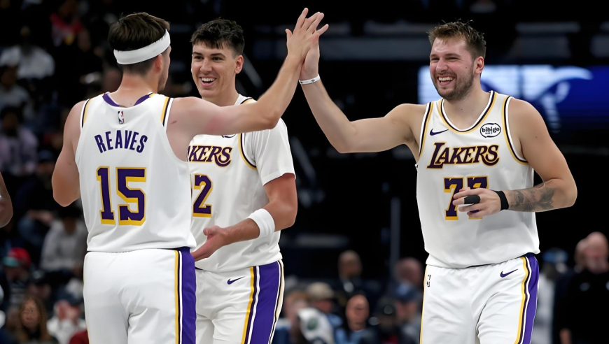 东契奇里夫斯关系有多好？两人互竖中指，东契奇赛后不忘调侃小里