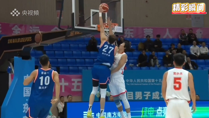 降维打击！周琦单臂霸气隔扣惊呆解说 随后又轻松送出迎面大帽