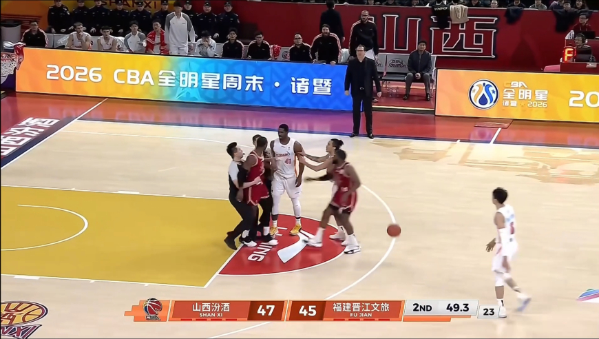 要打起来？迪亚洛与威廉姆斯恶意对撞发生冲突所幸被拉开 各自吃T