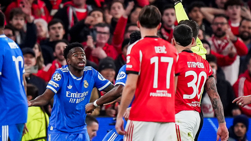 多角度实拍维尼修斯被歧视一度罢赛，遭球迷扔水瓶+穆帅出面安慰