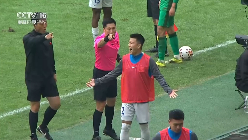 反应太搞笑！马宁怒气冲冲飞奔替补席向王世龙出示黄牌 后者摊手大笑