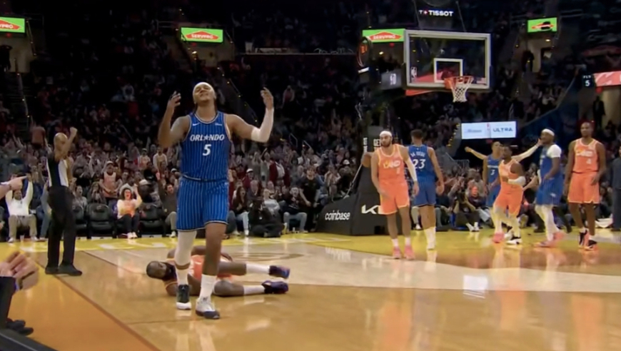 上半场22分！哈登26+3+7 连秀撤步三分戏耍前状元 时隔一年再扣篮