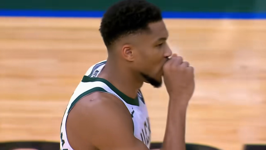 替父从军！布朗尼本赛季首次首发 一分钟后出手三分解说都笑了