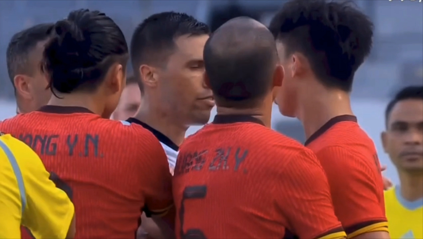 火药味十足！王钰栋进攻被对手下黑手拦截，国足和中国香港多人冲突