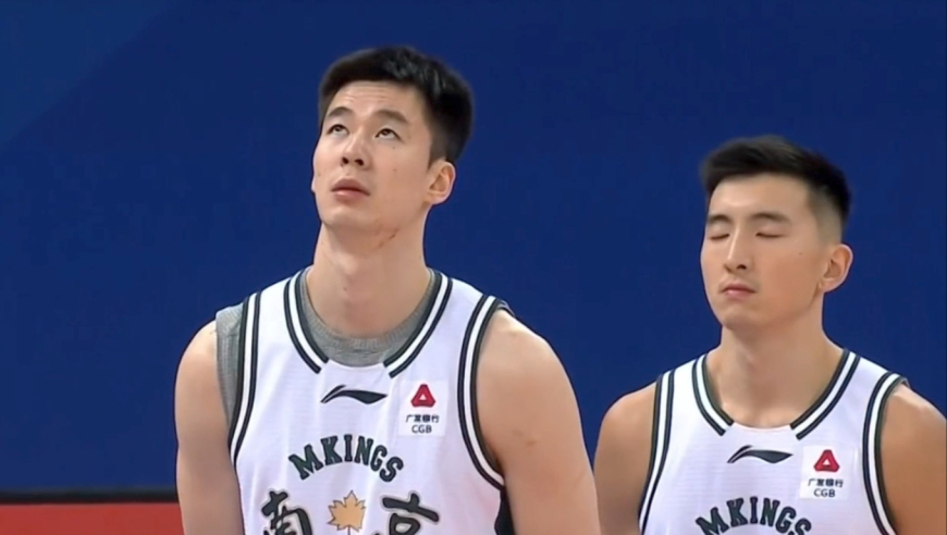 这不得重罚？中国香港球员在CBA赛前奏国歌仪式中闭眼引争议