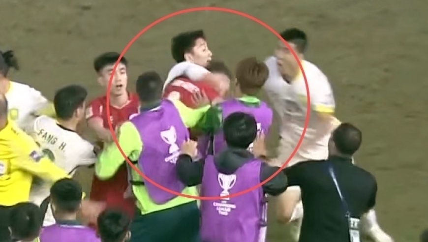 国安恐遭重罚？王刚补时踢人引冲突！28岁国脚搂脖+抱摔对手染红