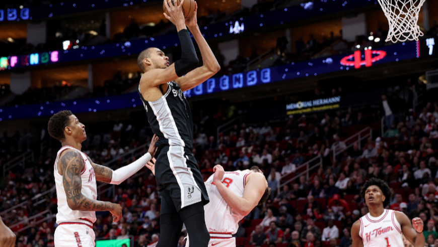 29日NBA官方十佳球：文班亚马空中转身背扣 阿门汤普森隔扣科内特