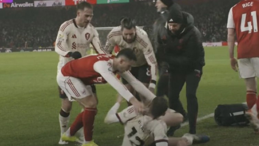 英超10人冲突：布拉德利受伤倒地 马丁内利用球砸他+暴力推出边线