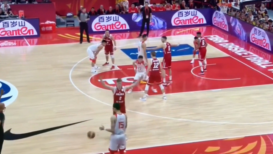 怎样发好边线球？学学斯波教练的绝招，要把战术跑位练成身体本能