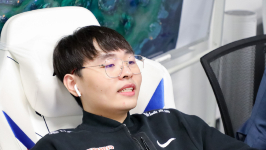 LPL知名选手深夜直播，被举报扰民，帽子叔叔亲自上门警告