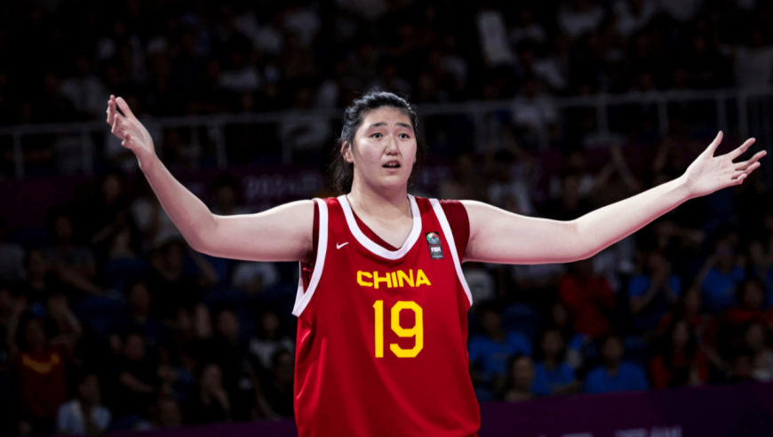 够不着就上强度？对方内线夹臂对付张子宇 中国队最终尴尬失误