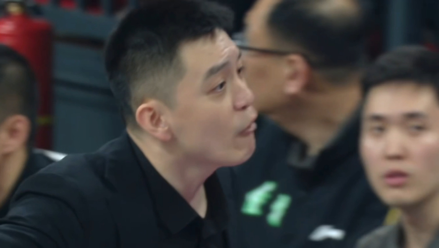 暴打CBA | 杨鸣连吃两技犯被驱逐 克里斯空篮不中砸球泄愤吃T