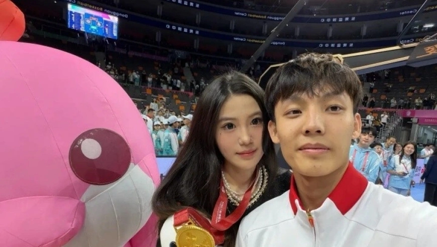 被曝出“劈腿门”三个月后，徐杰随队夺冠，与正牌女友高调秀恩爱