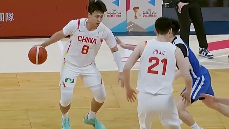 中国男篮逆转的功臣，赵继伟关键三分，胡金秋硬气，赵睿罚球稳定