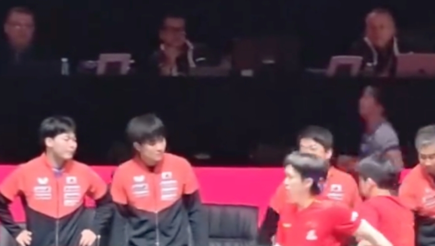 王楚钦林诗栋输球后与日本队教练席握手，跳过了张本智和，后者尴尬