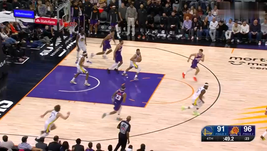 太脏了！慢镜还原狄龙凶狠恶犯+挥拳猛捶库里胸口，勇士众将怒了