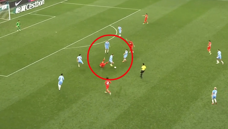 中超这1分多钟打出英超节奏：裁判放宽尺度双方人仰马翻，武磊这过人突破不减当年