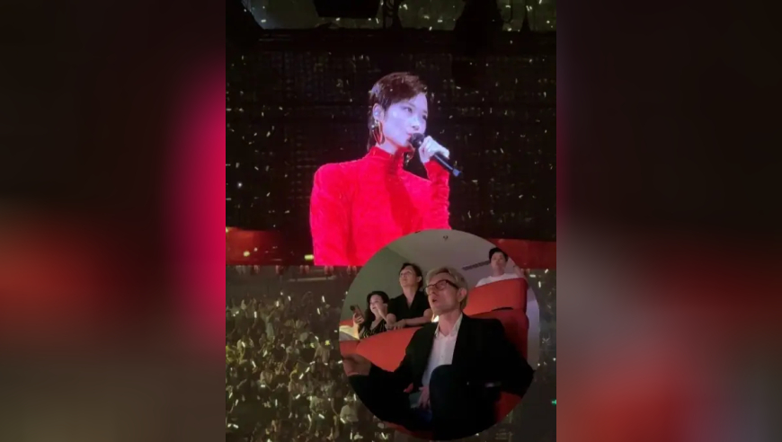 梦幻联动上了！“法拉利裁判”现身李宇春演唱会，一边挥着荧光棒一边跟唱